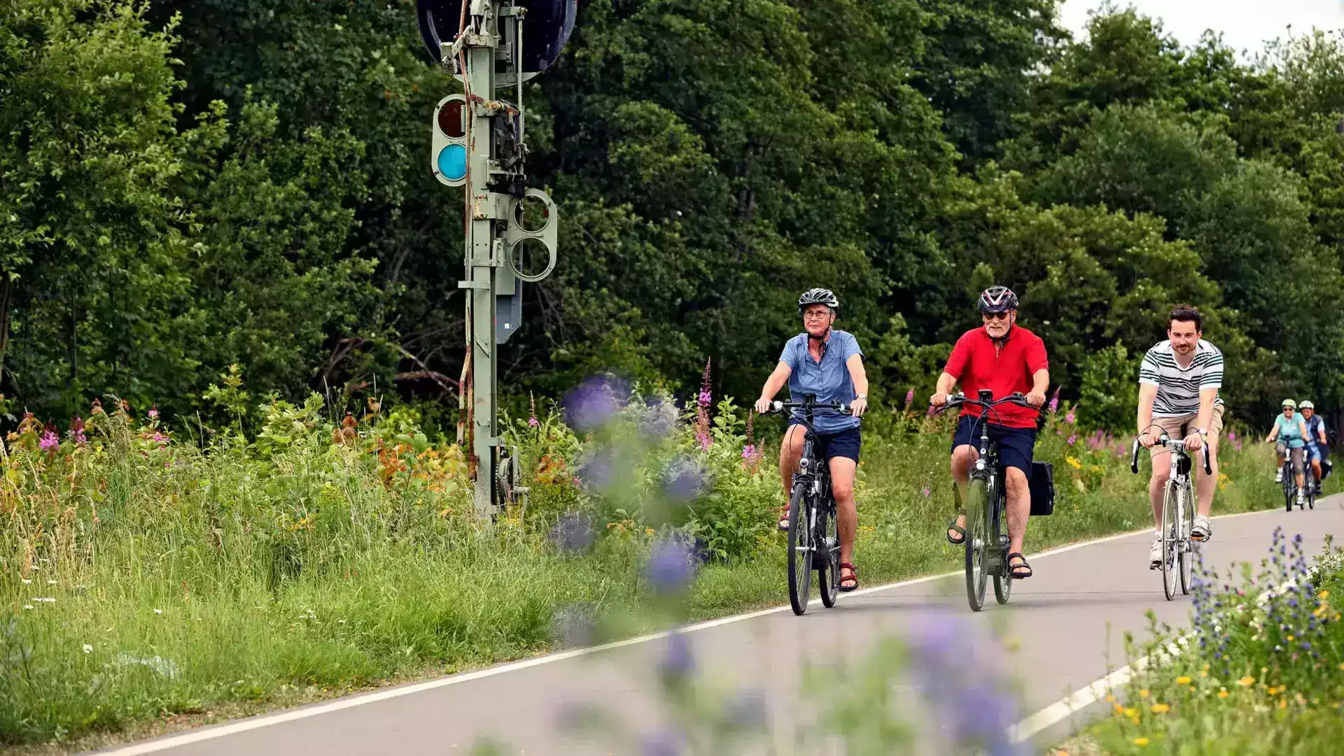 Fahrradfahrer fahren über die neu ausgebaute Bahntrasse