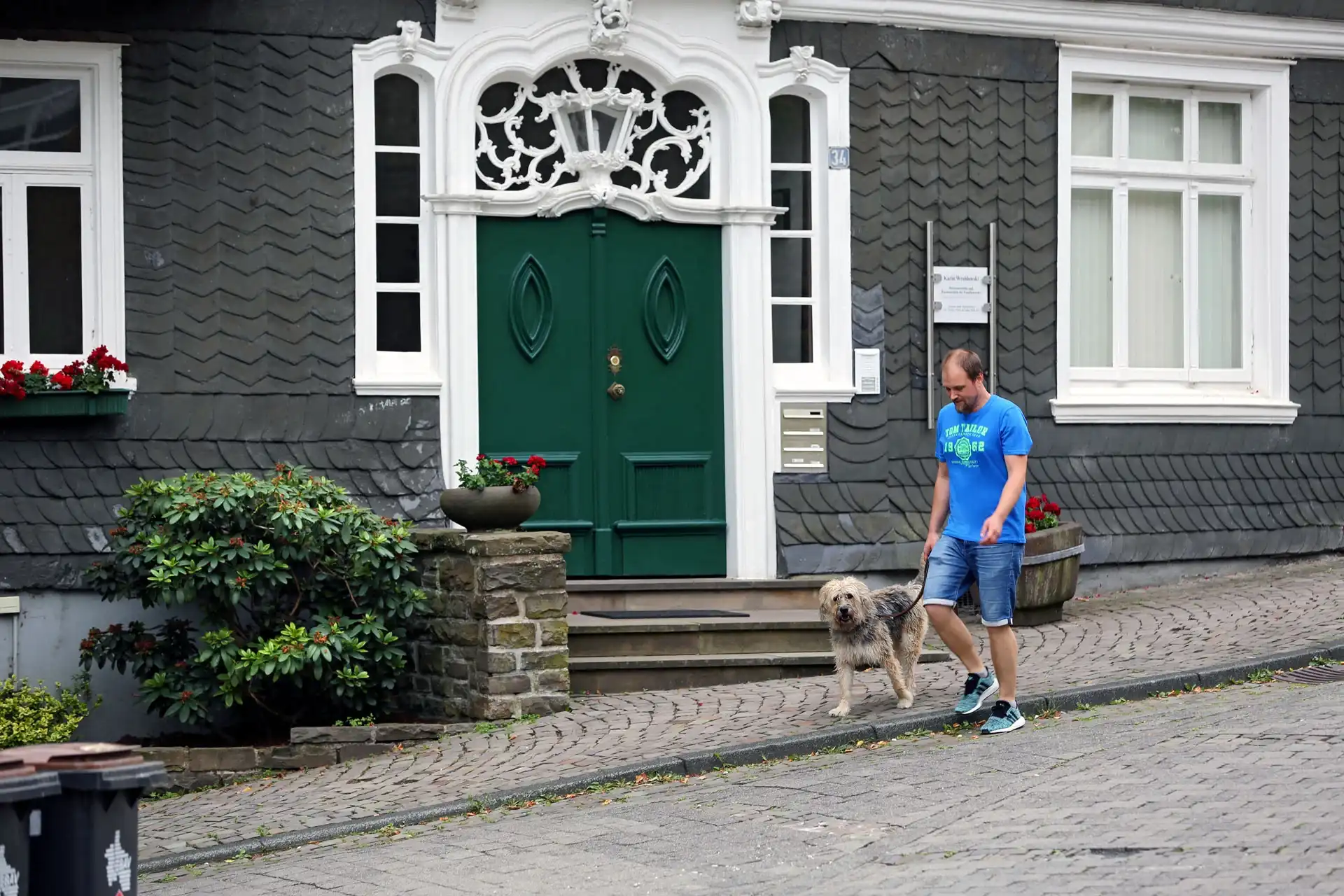 Ein Mann spaziert mit seinem Hund durch Hückeswagen