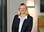 Professionelles Porträt der Mitarbeiterin Frau Fröhlingsdorf mit blonden Haaren in einem Anzug, lächelnd vor einem modernen Hintergrund. Professionelles Porträt der Mitarbeiterin Frau Fröhlingsdorf mit blonden Haaren in einem Anzug, lächelnd vor einem modernen Hintergrund.