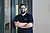 Lächelnder Mitarbeiter Herr Althof mit Brille in einem modernen Büro, gekleidet in einem dunkelblauen Polo mit dem Logo BEW Lächelnder Mitarbeiter Herr Althof mit Brille in einem modernen Büro, gekleidet in einem dunkelblauen Polo mit dem Logo BEW