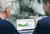 Zwei Personen betrachten gemeinsam Diagramme und Analyseergebnisse auf einem Laptop. Im Hintergrundbefinden sich grüne Pflanzen. Pflanzen.